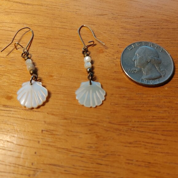 Vintage Mother of Pearl Seashell Dangle Earrings - Picture 3 of 6